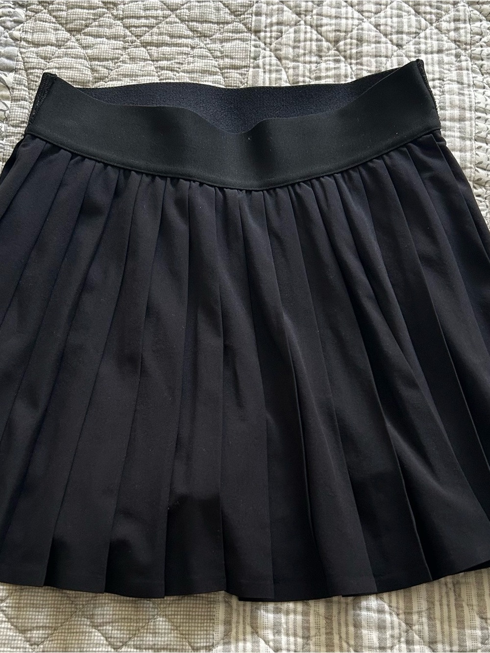 Aritzia TNA Black Pleated Women's Skirt with Elastic Waistband
